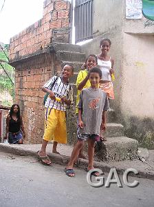 Kinder.jpg - Immer wieder Begrüssung durch die Kinder der Favela.